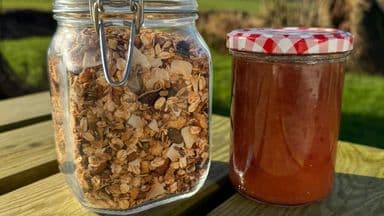 Homemade verse granola of pruimenjam